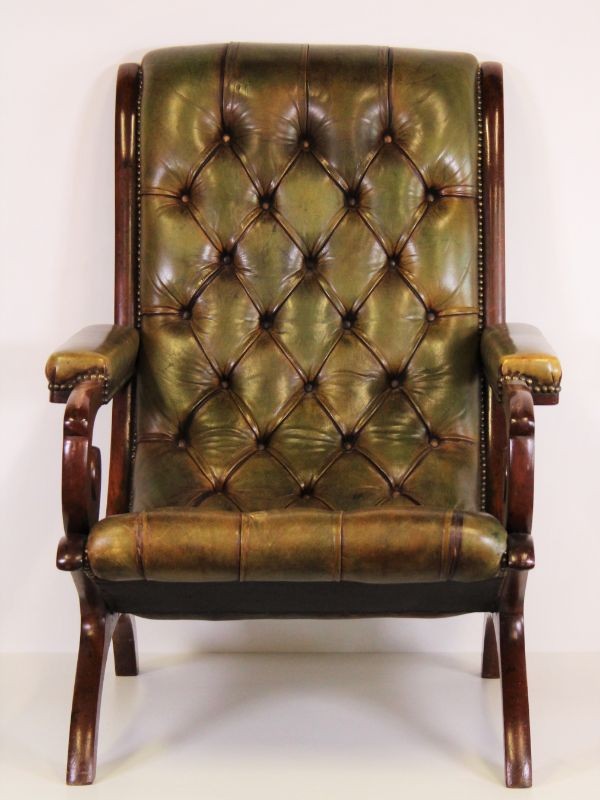 Oude Engelse fauteuil Chesterfield